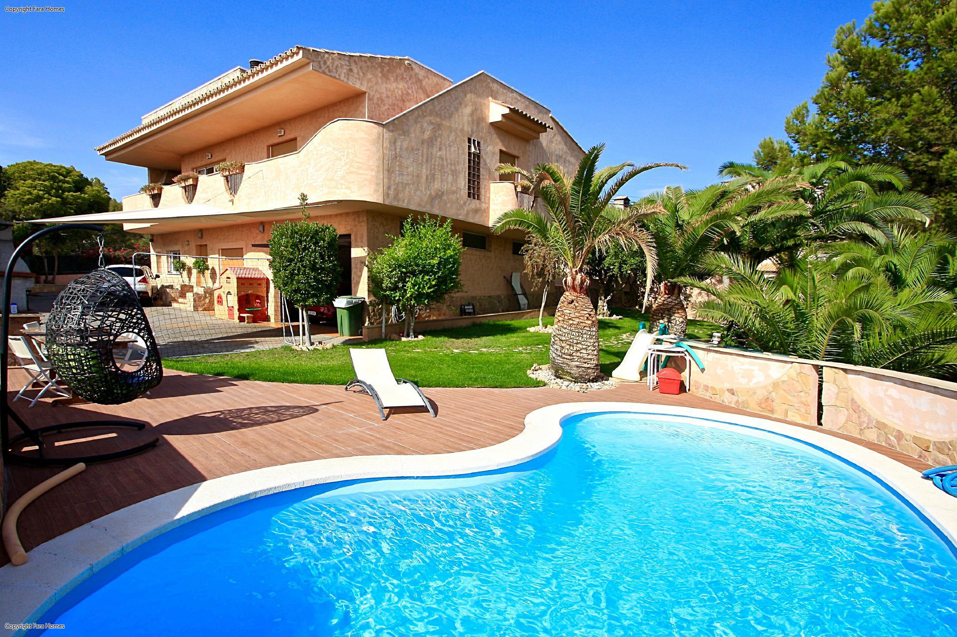 Nova Santa Ponsa: Villa near the sea with sea view and large guest apartment for sale