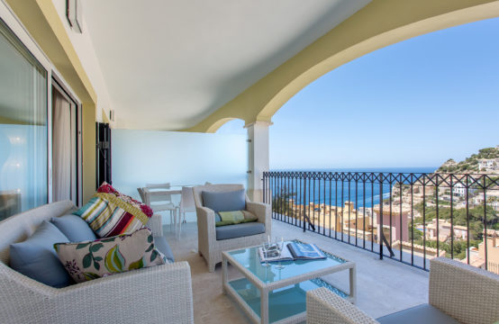Port Andratx: Wonderful apartment with sea views and private garden in Cala Moragues for sale