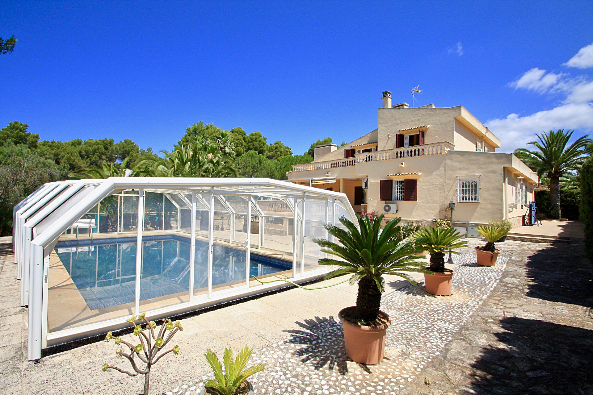 Nova Santa Ponsa: Mediterrane Villa mit großem Grundstück und überdachten Pool zu verkaufen