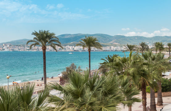 Palma: Luxury apartment right on the beautiful beach of Portixol with fantastic sea views for sale