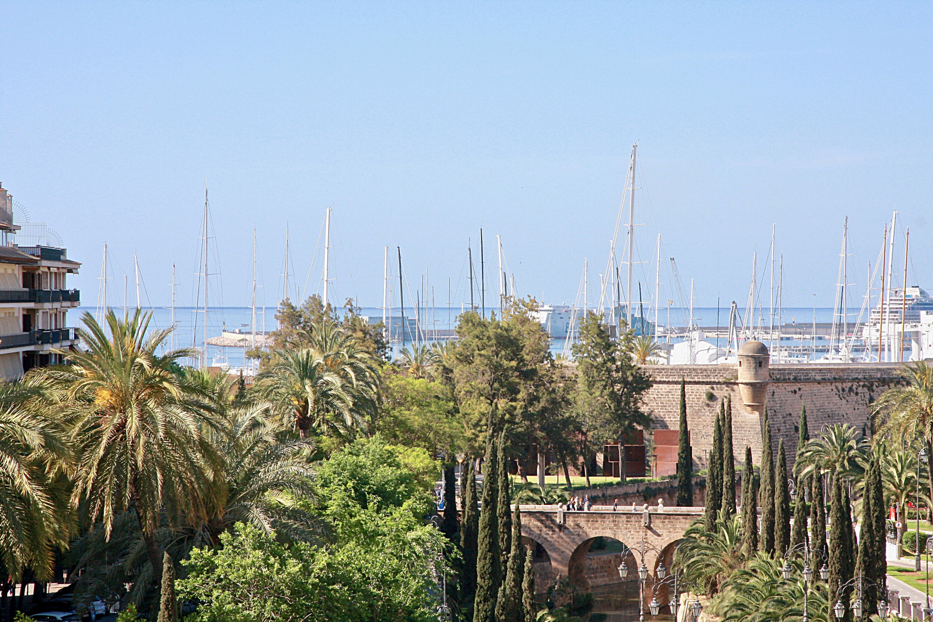 Palma de Mallorca: Newly renovated apartment for sale in an ideal location with sea views