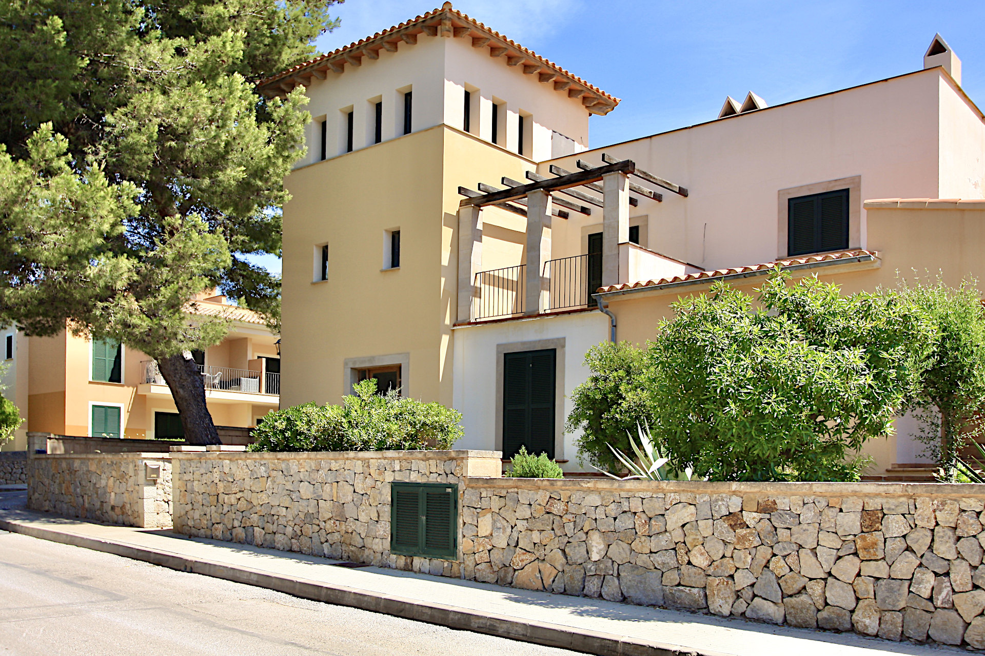Sant Elm: großzügiges Apartment mit Terrassen, Garten und Meerblick in einer ruhigen Wohnanlage mit Pool