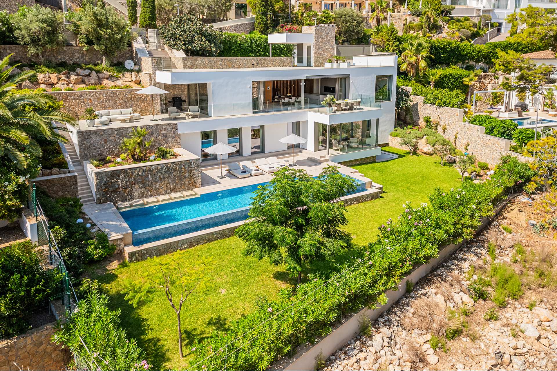 Port Andratx: Moderne Villa mit 4 Schlafzimmern, Terrassen und Pool auf flachem Grundstück zu verkaufen