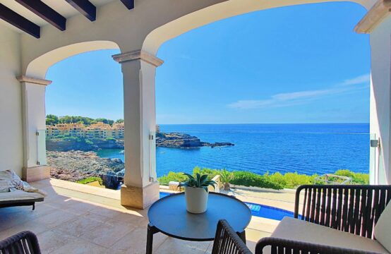 Schöne Doppelhaus-Hälfte in erster Meereslinie in Nova Santa Ponsa Mallorca zu verkaufen