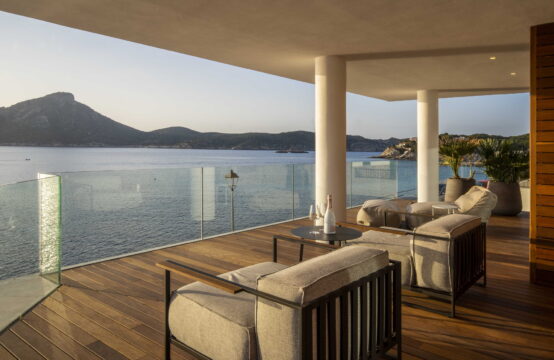 Sant Elm: renovierte  Villa in erster Meereslinie mit herausragendem Meerblick zu verkaufen