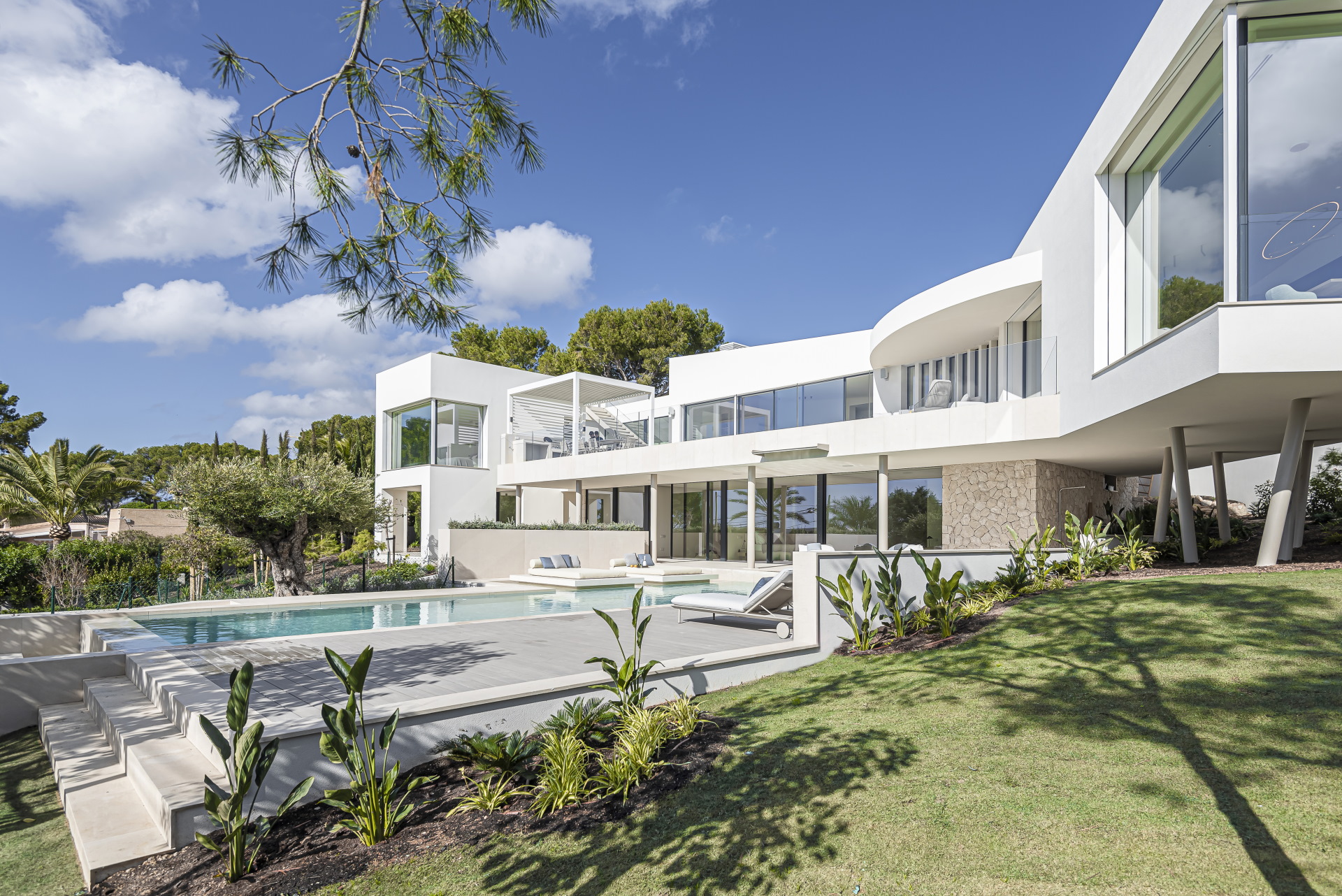 Santa Ponsa: Einzigartige moderne Villa in zweiter Meereslinie zu verkaufen