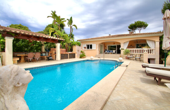 Santa Ponsa: beautifull Mediterranean villa with very large pool and 3 bedrooms for sale