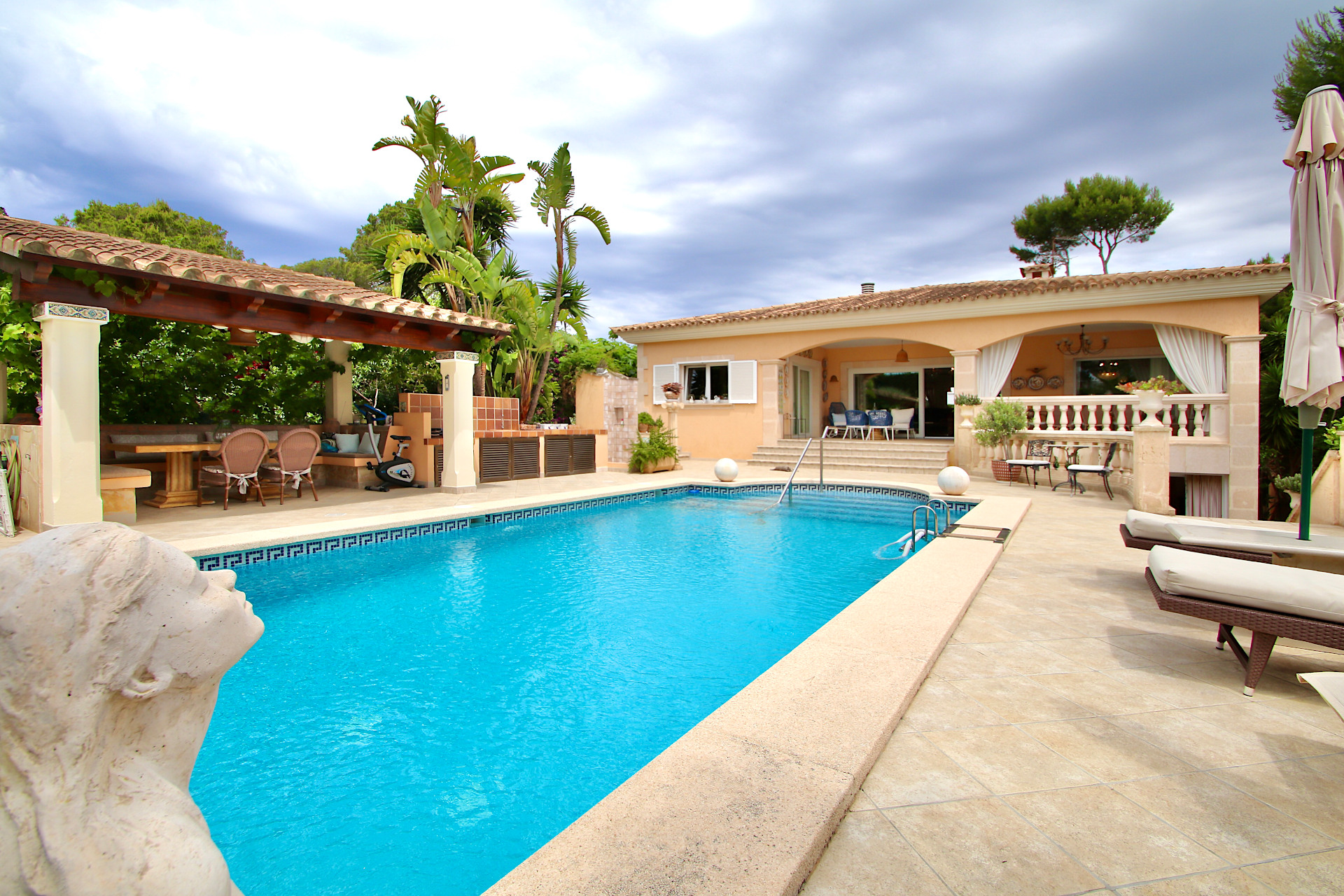Santa Ponsa: Se vende villa mediterránea con piscina muy grande y 3 dormitorios