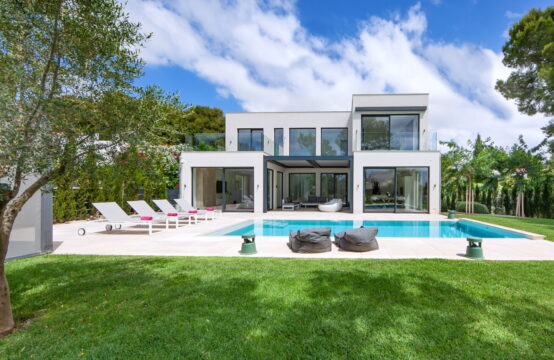 Sol de Mallorca: modern villa with flat garden and inviting pool for sale