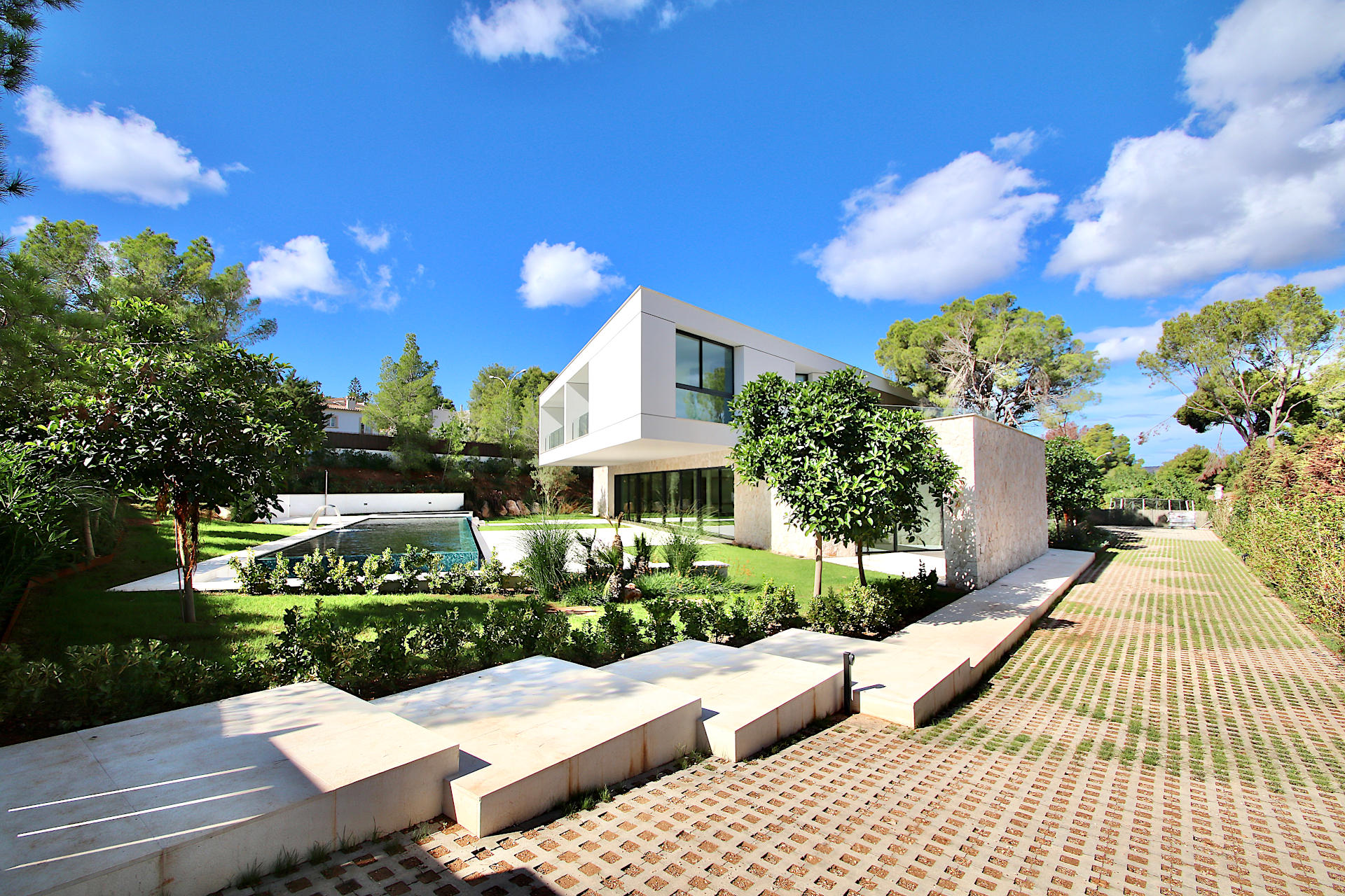 Santa Ponsa: Newly built villa with stylish modern architecture generous pool and close to golf