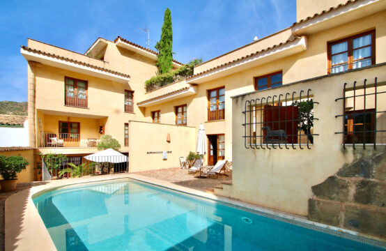 Andratx: Charmante Villa mit 3 Gästeapartments, 2 Pools und schönem Panoramablick auf die Berge.