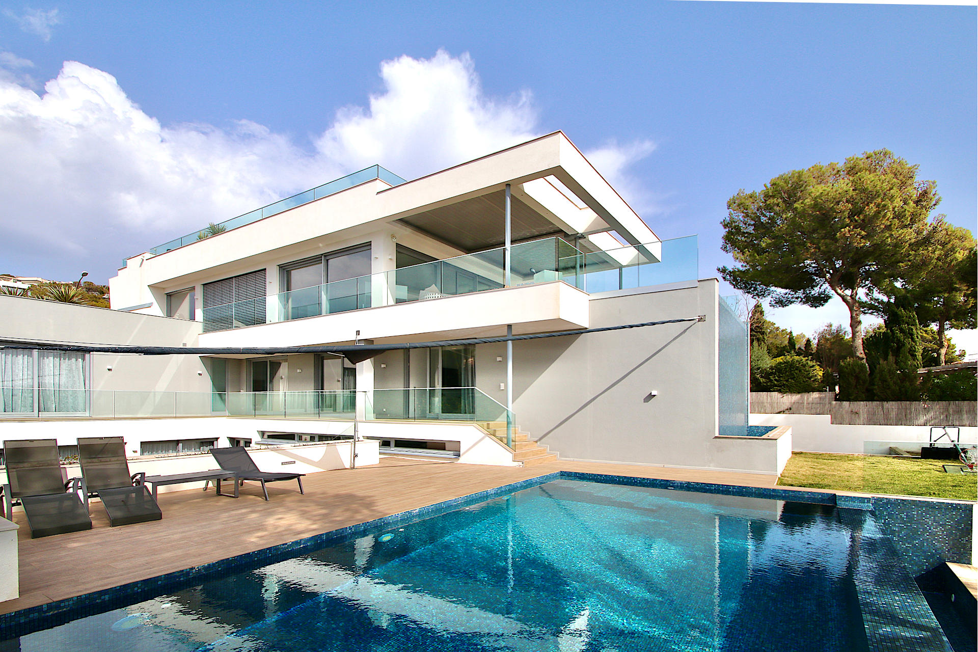 Santa Ponsa: Dreamlike design villa with sea view ideal for families with 2 pools for sale