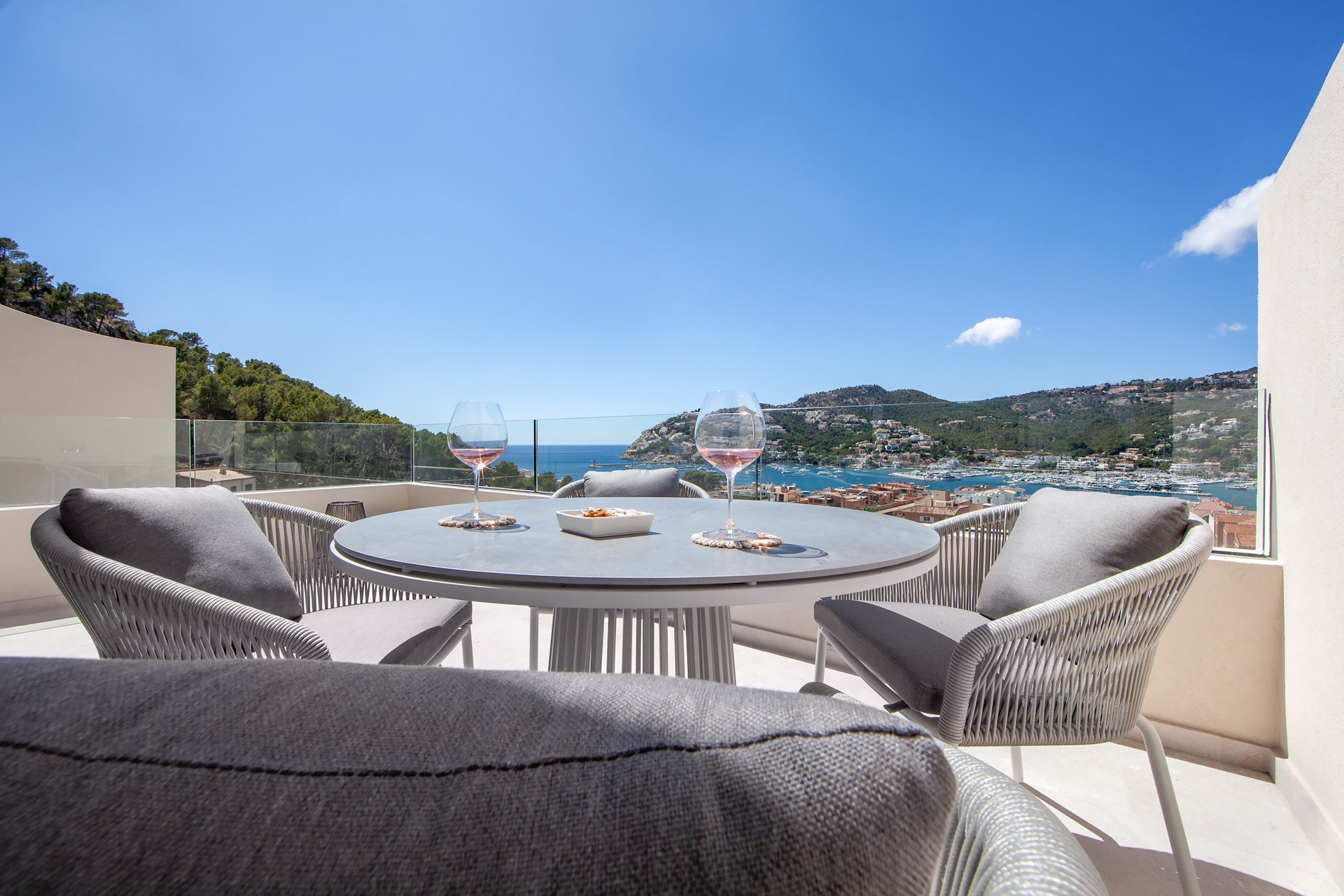 Luxuriously renovated townhouseabove the port in a walking distance