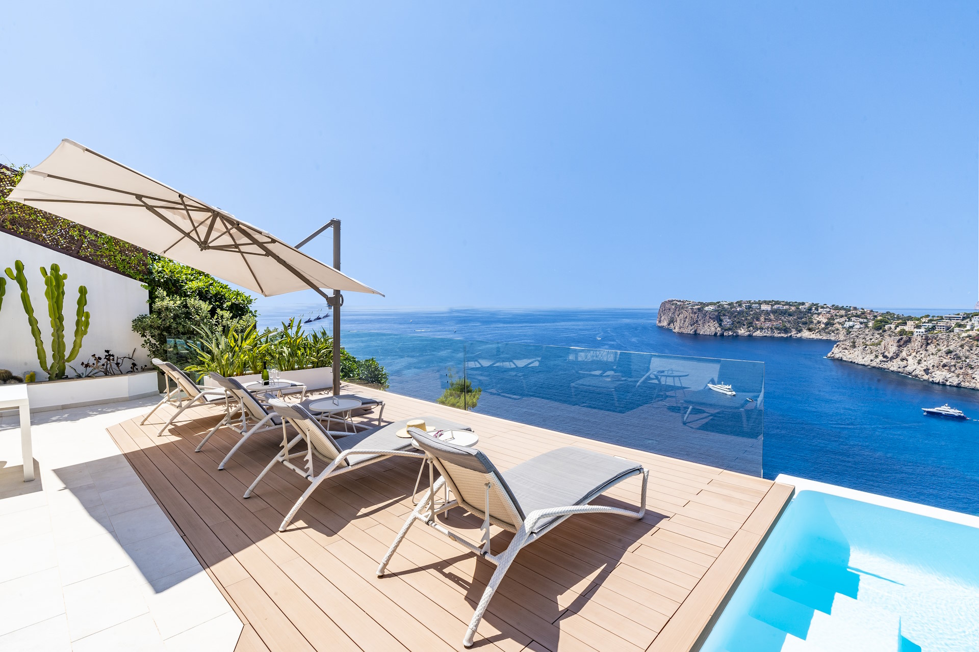 Port Andratx: Designer villa with 4 bedrooms, guest apartment and dream sea views for sale