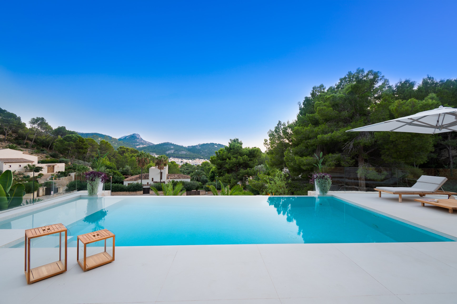 Moderne Neubau- Villa in exklusiver Lage mit Pool und Top Ausstattung zu verkaufen