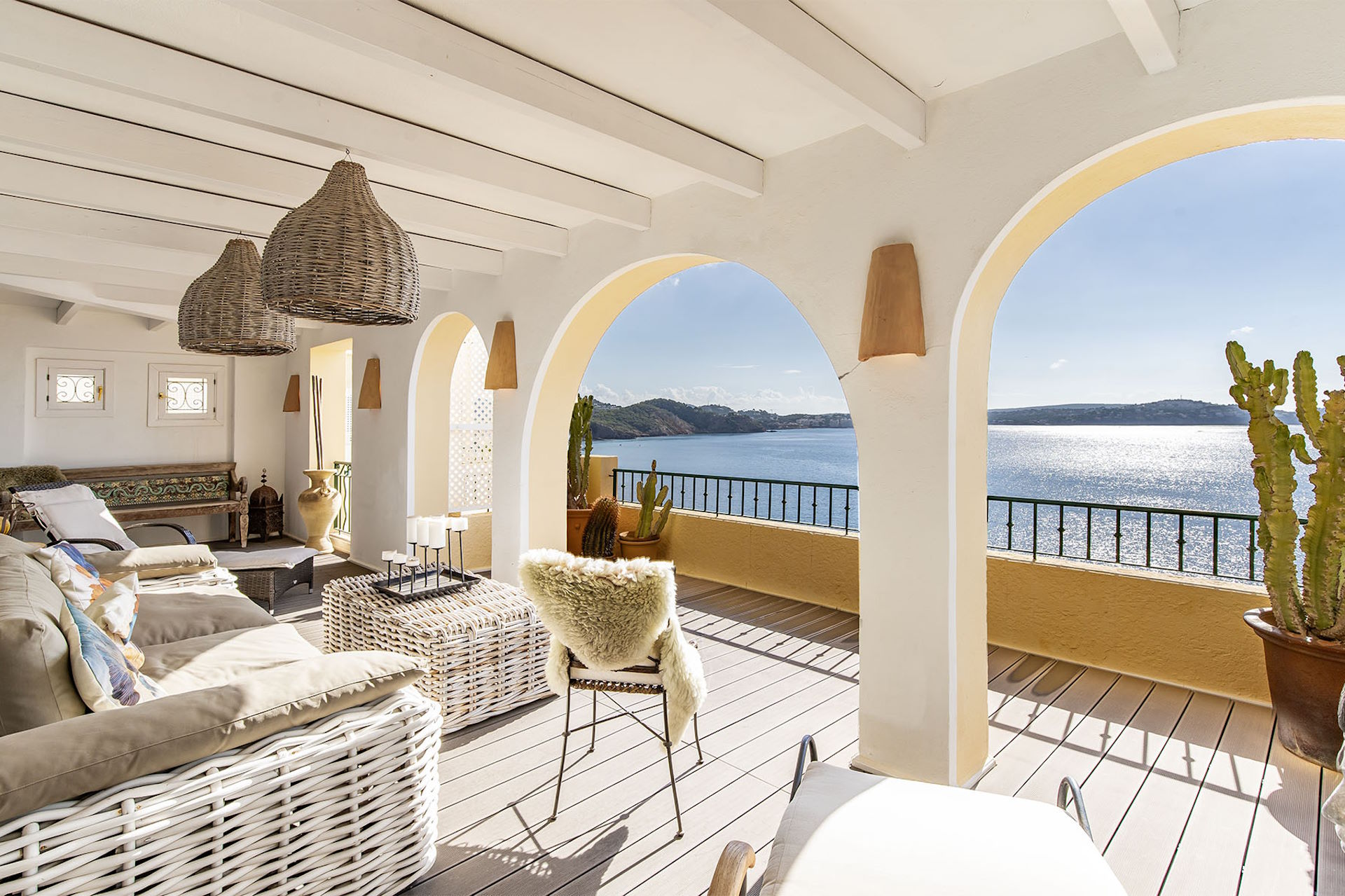 Wohnung in Cala Fornells zu verkaufen: Großes Apartment mit 180º Meerblick und 60 m2 Terrasse.