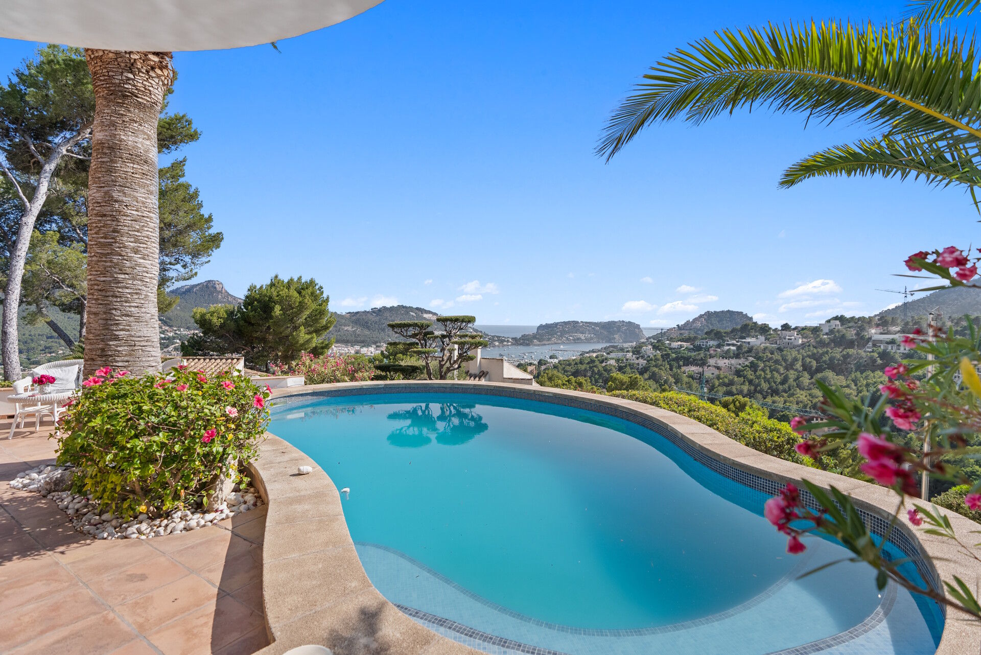 Villa à rénover avec vue magnifique sur le port et la mer à Port Andratx