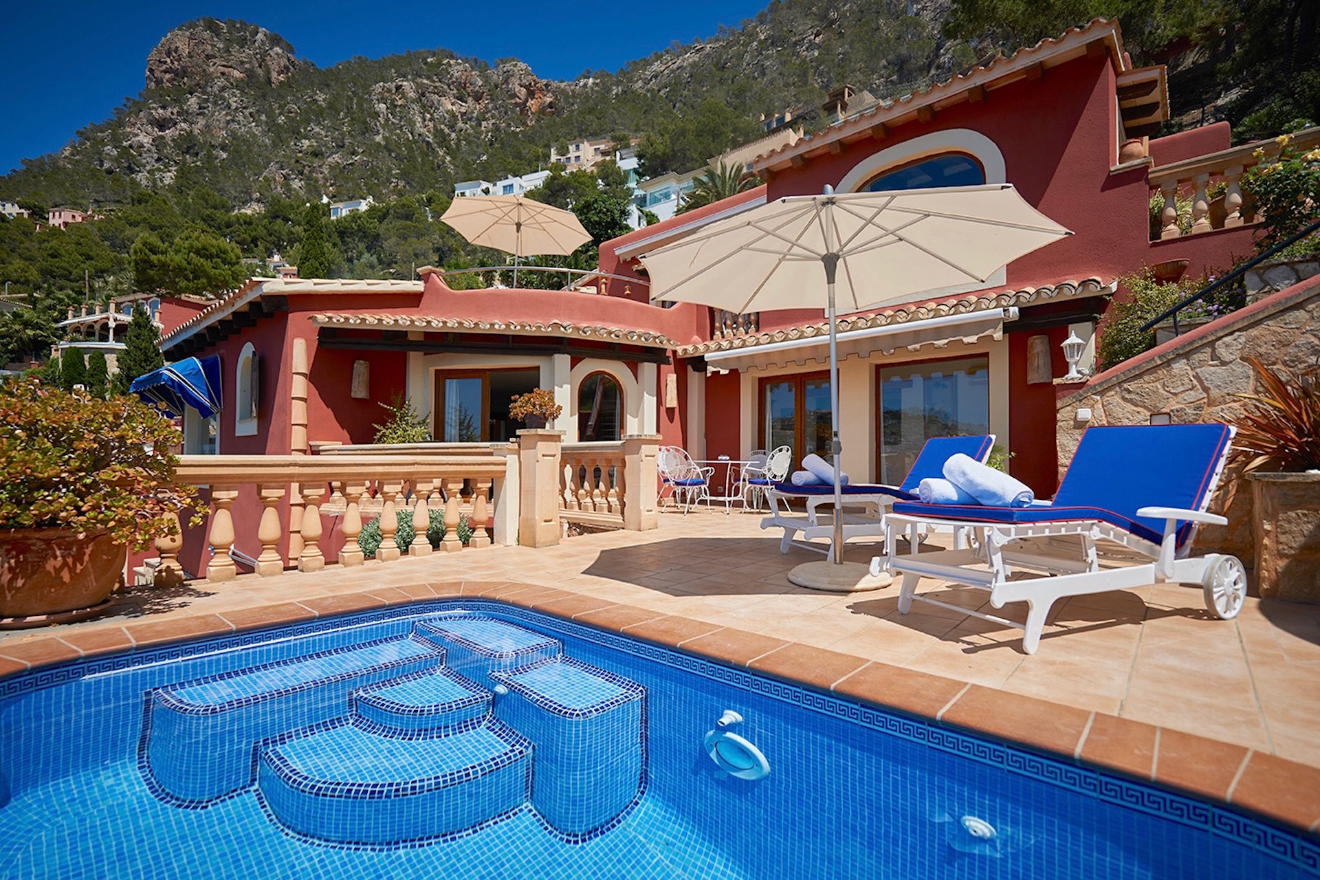 Villa mit Pool, fantastischem Meerblick und Ferienvermietungslizenz in kleiner Anlage in Port Andratx