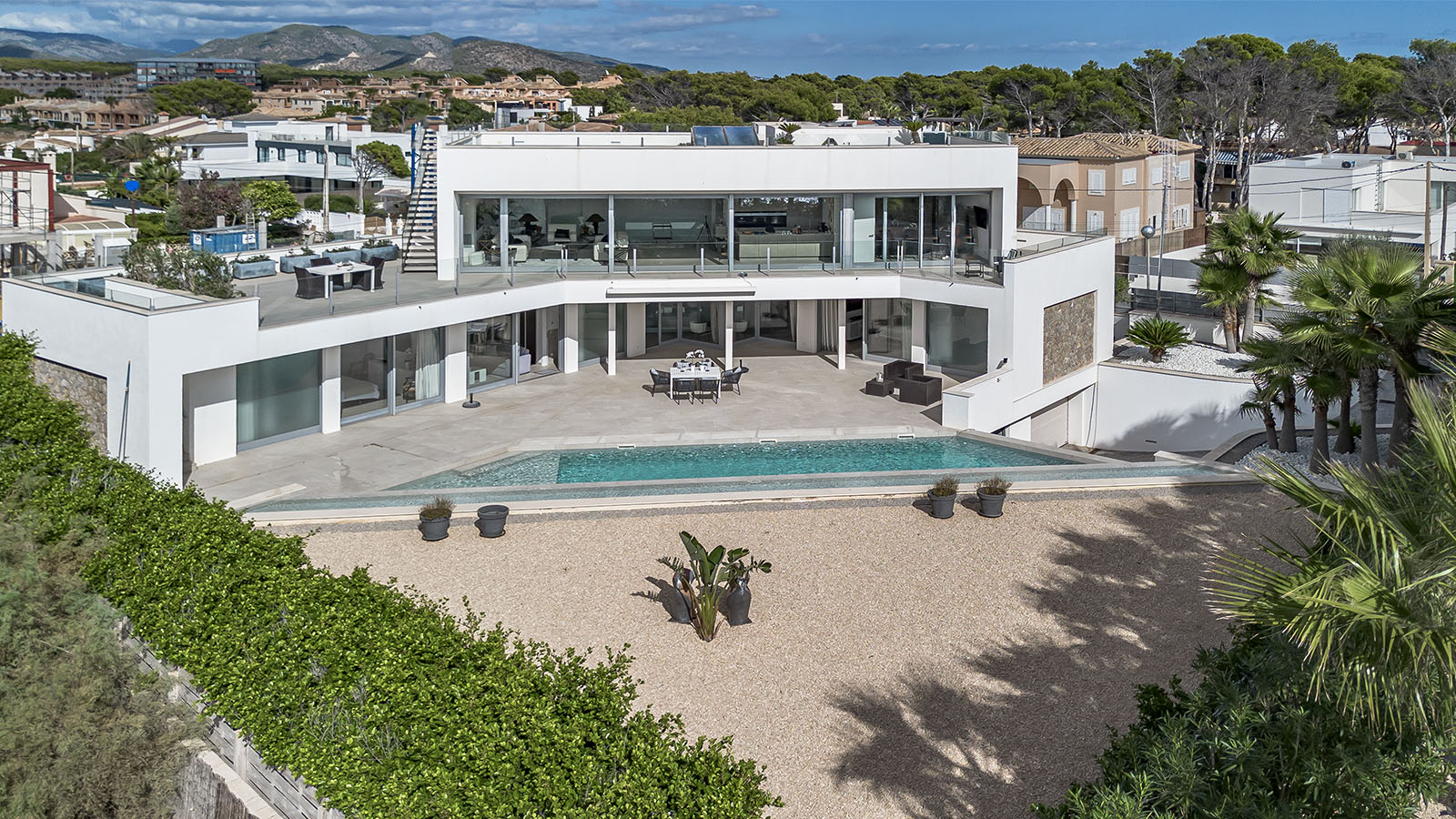 Villa moderne avec grande piscine à Port Adriano/ Santa Ponsa avec 4 chambres à coucher en première ligne de mer