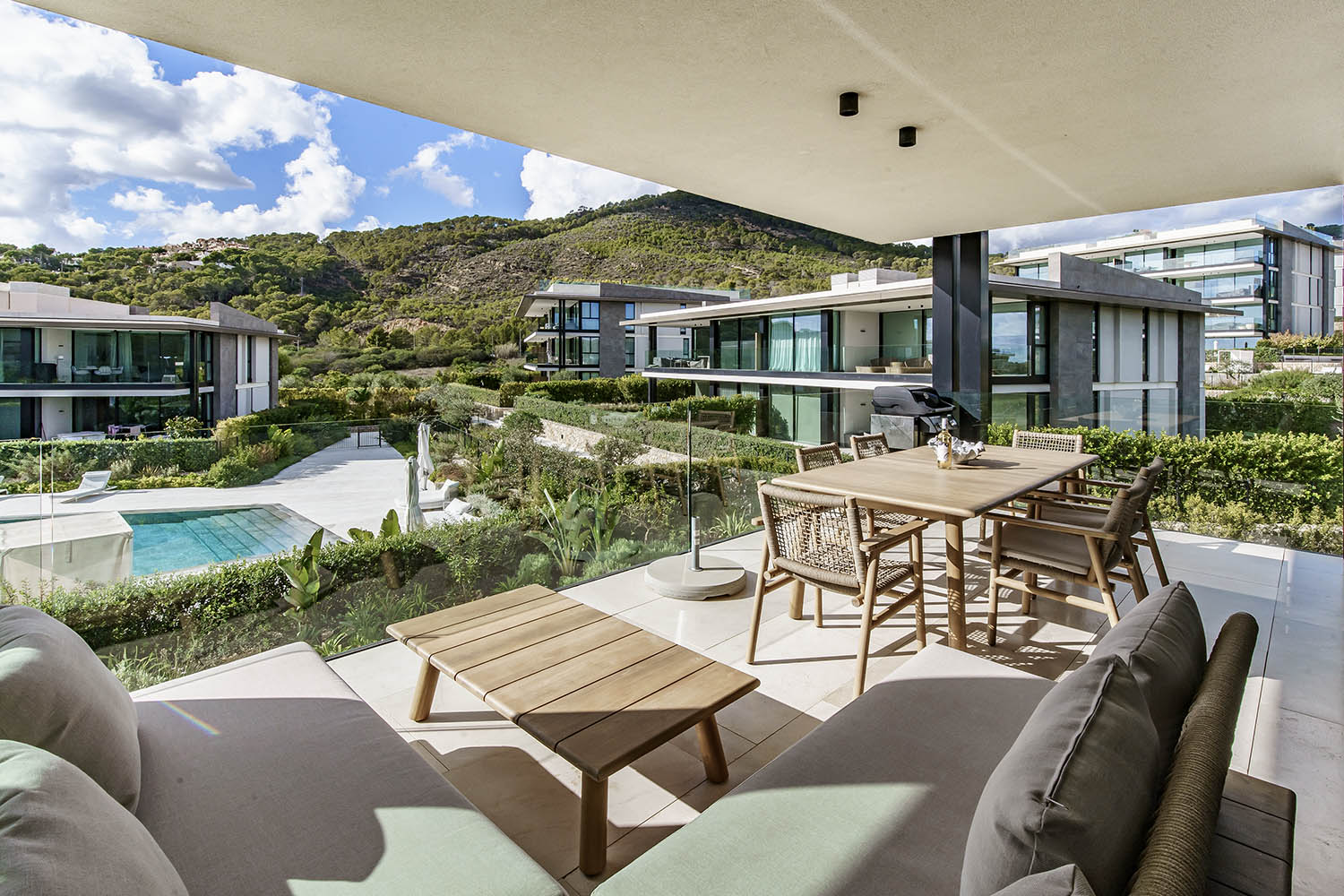 Moderne 3 Schlafzimmer-Wohnung mit großer Terrasse in Luxusanlage mit 2 Pools zu verkaufen