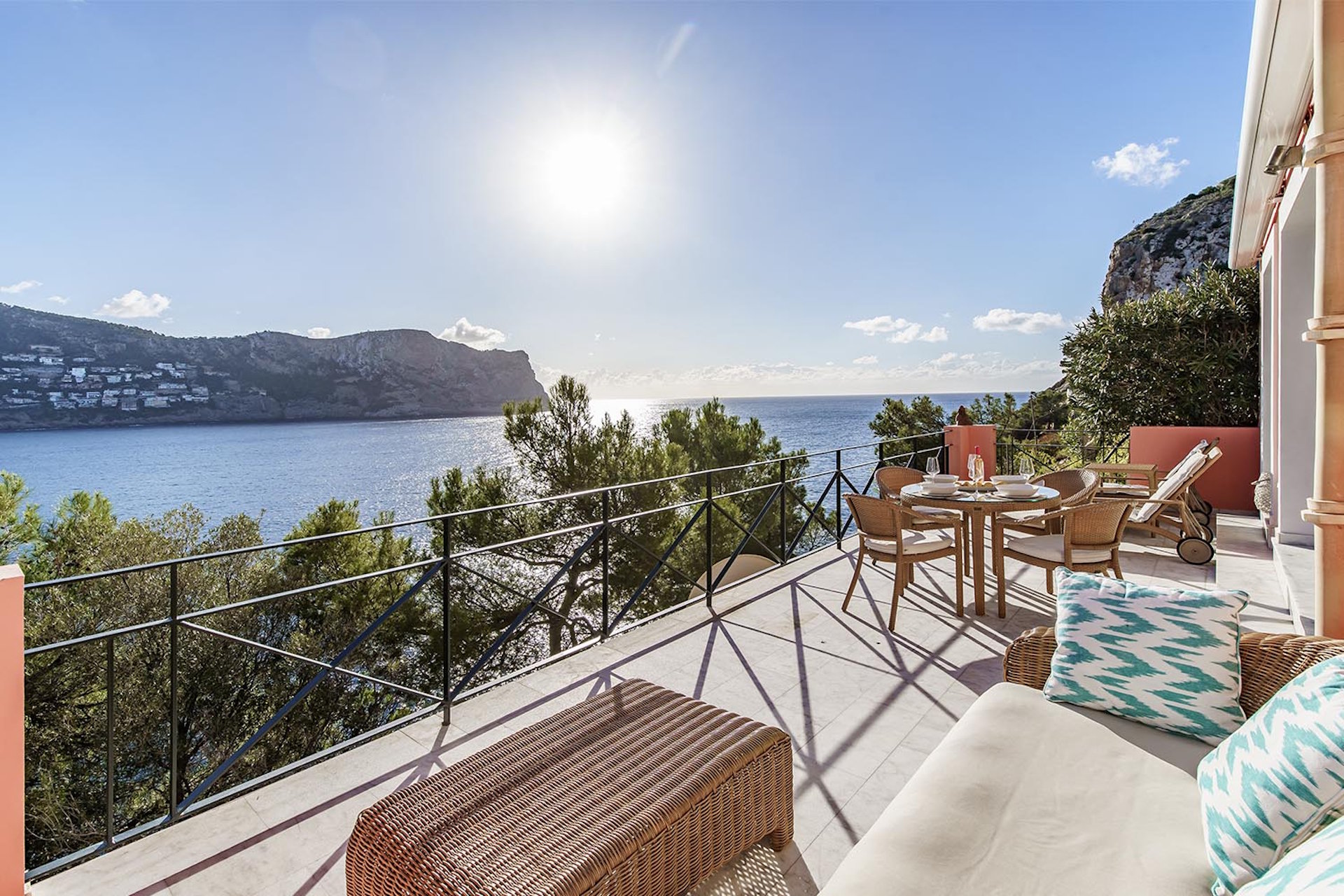 Exclusive frontline apartment with 2 bedrooms, pool and fantastic sea views