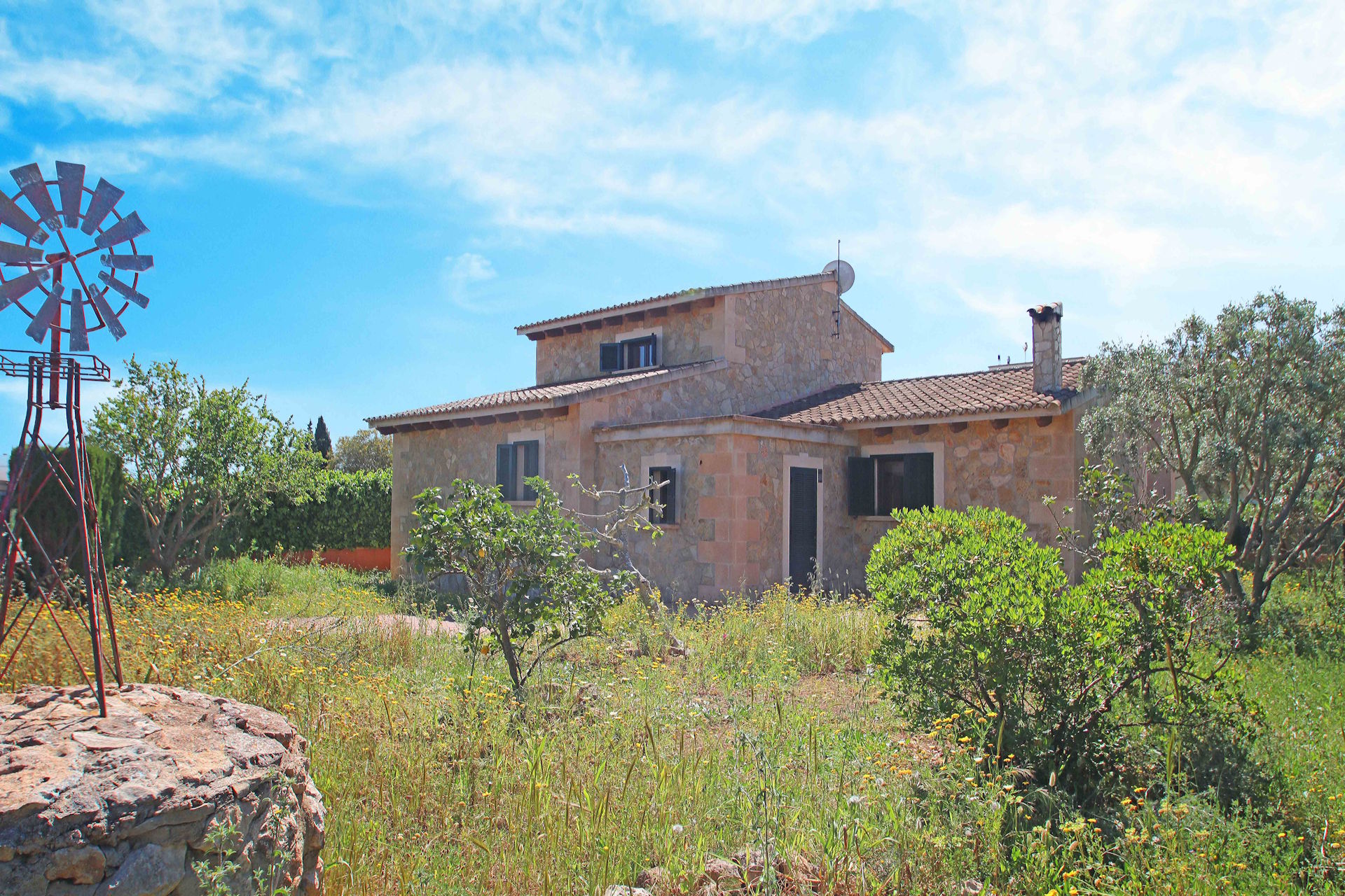 Detached house in a finca-style complex with 4 bedrooms, communal pool and tennis court