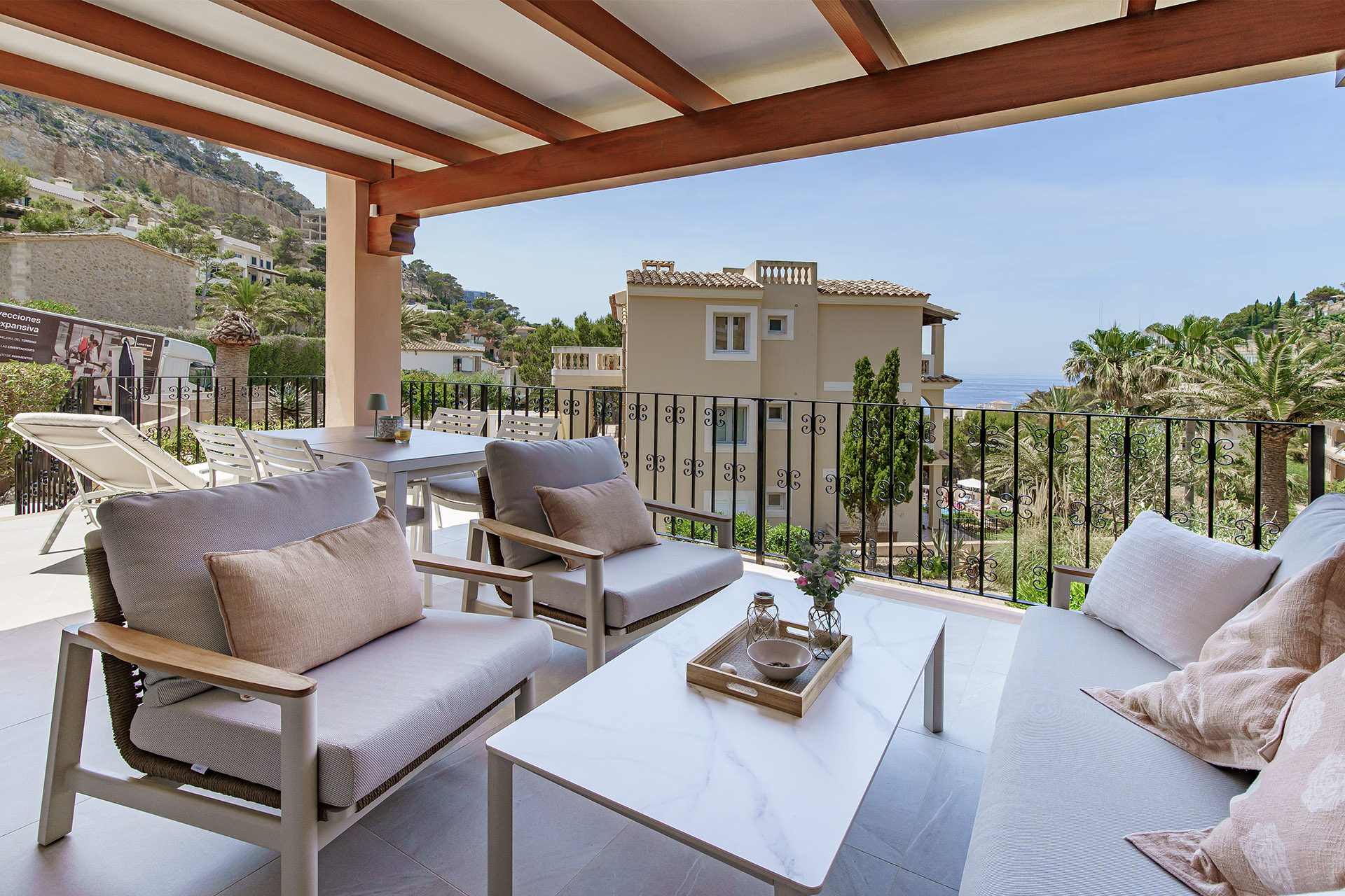 Renoviertes Erdgeschoss in mediterraner Anlage mit großem Pool und Meerblick von der Terrasse
